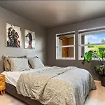 Ons 2024 Modern Apartment, 2 Bedrooms